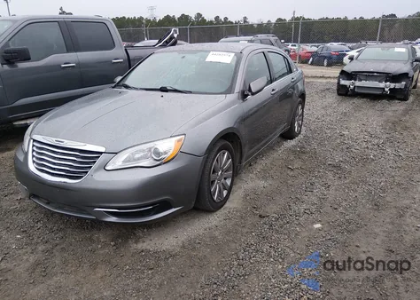 2013 Chrysler 200 Touring z USA, uszkodzony, nr VIN 1C3CCBBB2DN763570